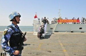 kapal China di pelabuhan Aden (Reuters)