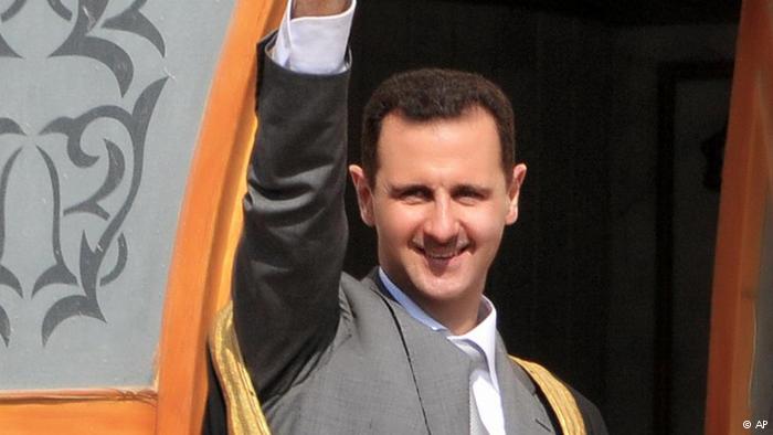Assad melambaikan tangan