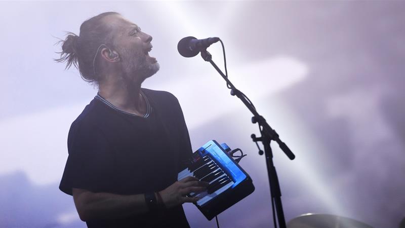Radiohead mengadakan pertunjukan di Panggung Pyramid di Worthy Farm, Somerset selama Festival Glastonbury di Inggris pada 23 Juni 2017 (Reuters/Dylan Martinez)