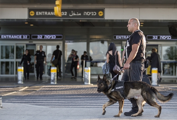 Petugas keamanan Israel membawa anjing ketika mereka berpatroli di pintu masuk bandara Ben Gurion, Tel Aviv 21 Agustus 2014 (AFP)