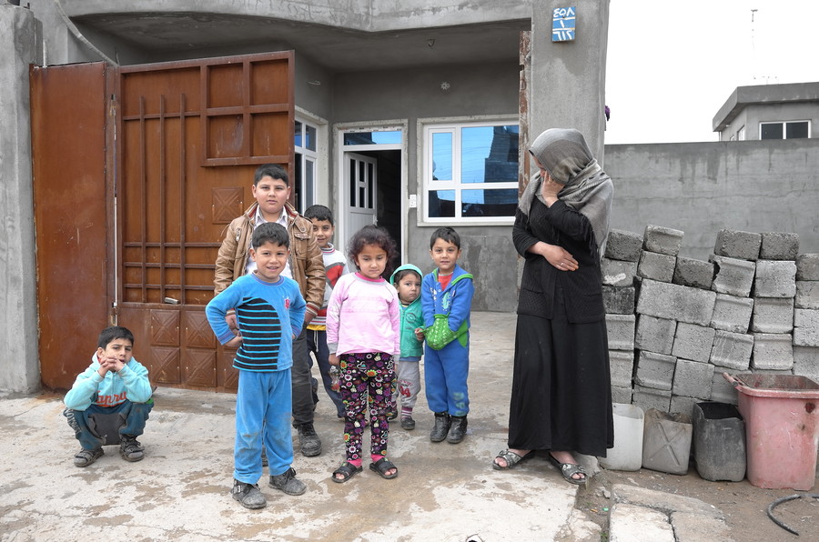 Perempuan Kurdistan dan 7 anaknya (Andre Vltchek)