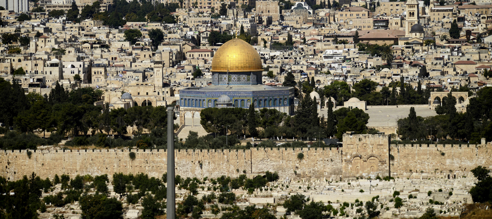 Masjid Kubah Batu di Kompleks Masjid Al Aqsa terlihat di Kota Tua Yerusalem. 15 Juli 2017 (AP/Mahmoud Illean) 